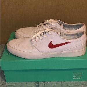 Men’s Nike shoes